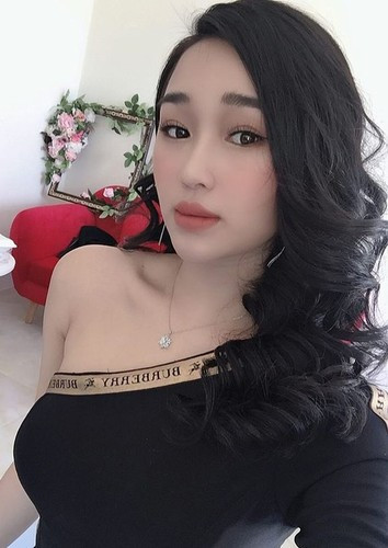 Mới đây, vợ cầu thủ gốc Bình Định vừa đăng tải trên trang cá nhân loạt ảnh căn nhà mới tậu. Ấn tượng hơn cả là phòng ngủ rộng rãi được thiết kế hiện đại, đẹp mắt với nội thất “sang – xịn – mịn”.