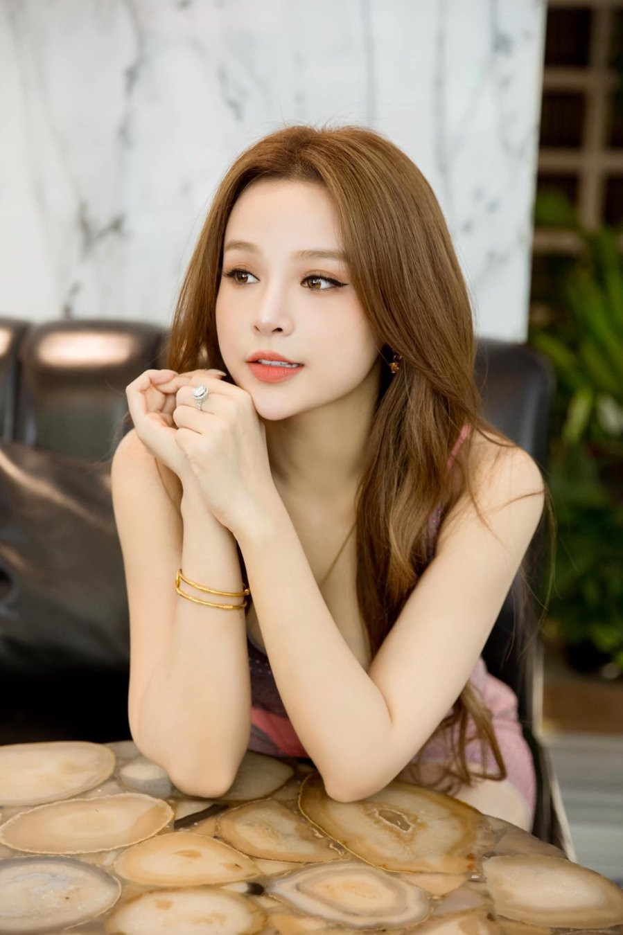 Tuy nhiên, sau khi kết hôn với ông xã Quang Huy vào năm 2013, Huyền Baby tạm rời showbiz, dành nhiều thời gian chăm sóc tổ ấm nhỏ, tập trung vào các hoạt động kinh doanh.