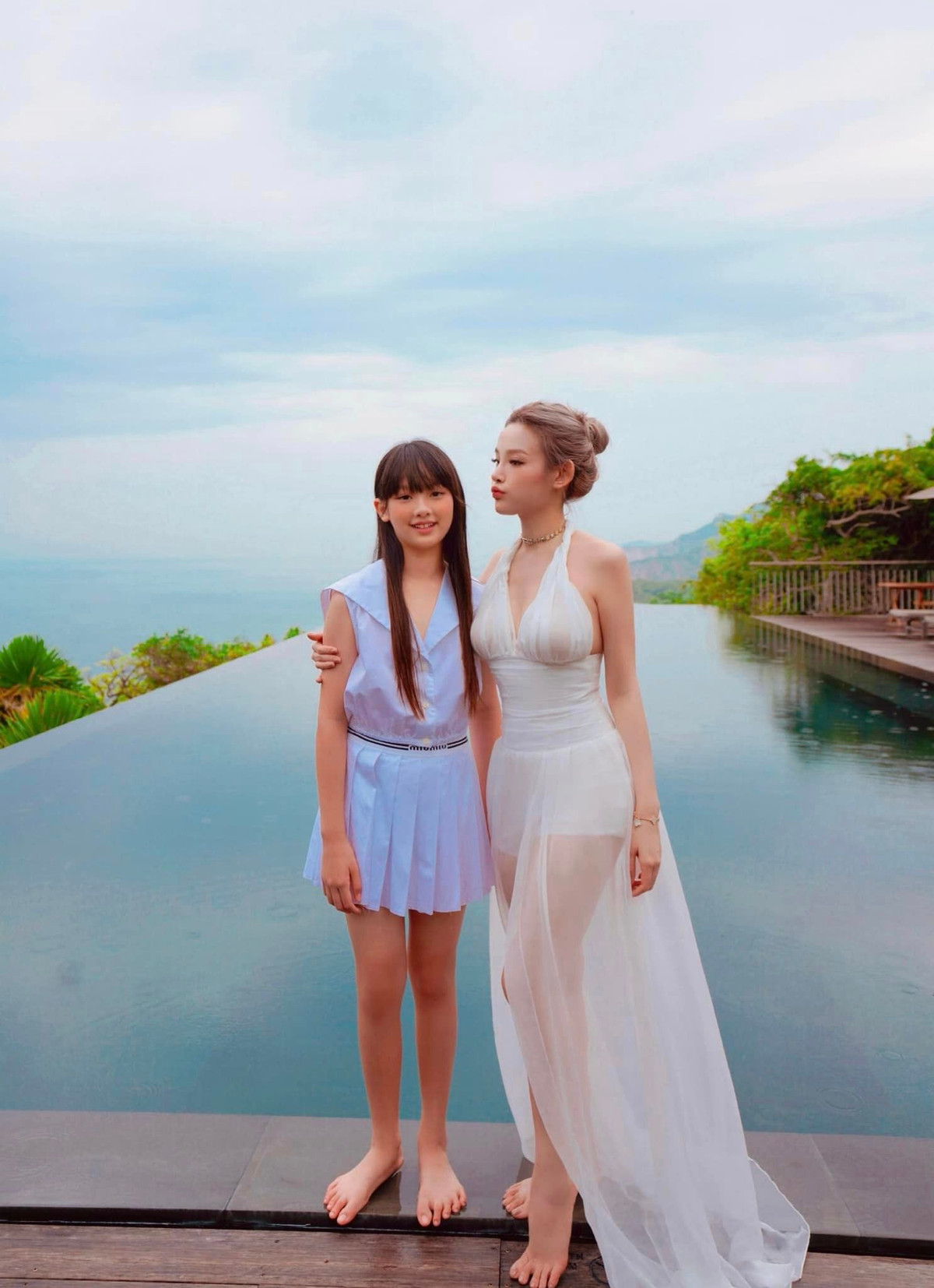 Clip của Huyền Baby sau khi đăng tải nhanh chóng thu hút sự chú ý của cộng đồng mạng, ngoài những bình luận chúc mừng hay khen ngợi sự hoành tráng của bữa tiệc thì sắc vóc cô công chúa nhỏ của phú bà Vbiz gây chú ý hơn cả.