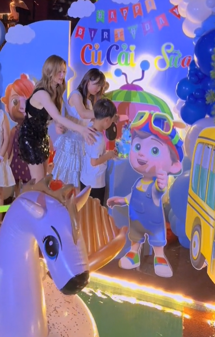 Mới đây, Huyền Baby gây chú ý khi đăng tải clip chúc mừng sinh nhật con gái đầu lòng có nickname là Củ Cải (tên thật là Diễm My, sinh năm 2013).