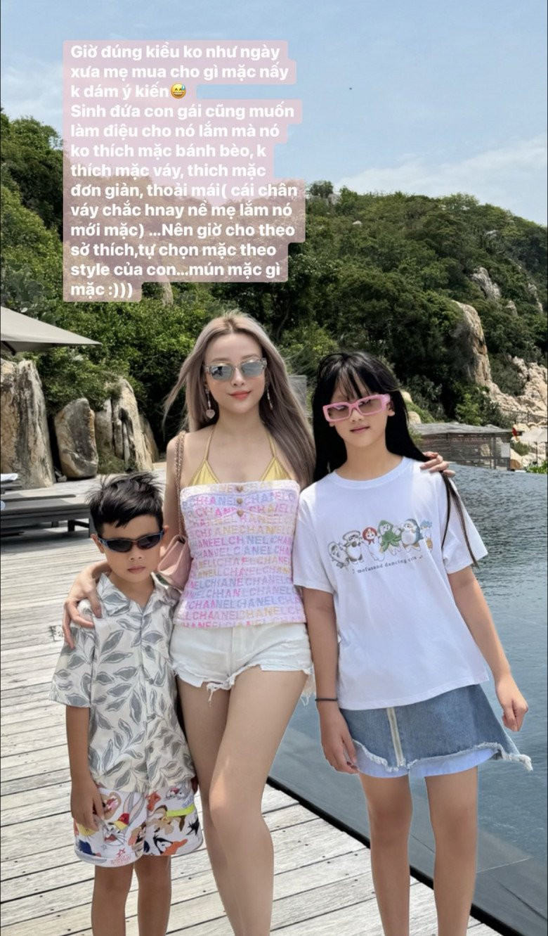 Trong chuyến du lịch vào hồi giữa tháng 6 vừa qua, Huyền Baby hiếm hoi đăng tải loạt ảnh chụp chung với con gái. Cô đầy tự hào khoe cô công chúa nhỏ:"Mẹ và con gái. Em lớn gần bằng mẹ rồi".
