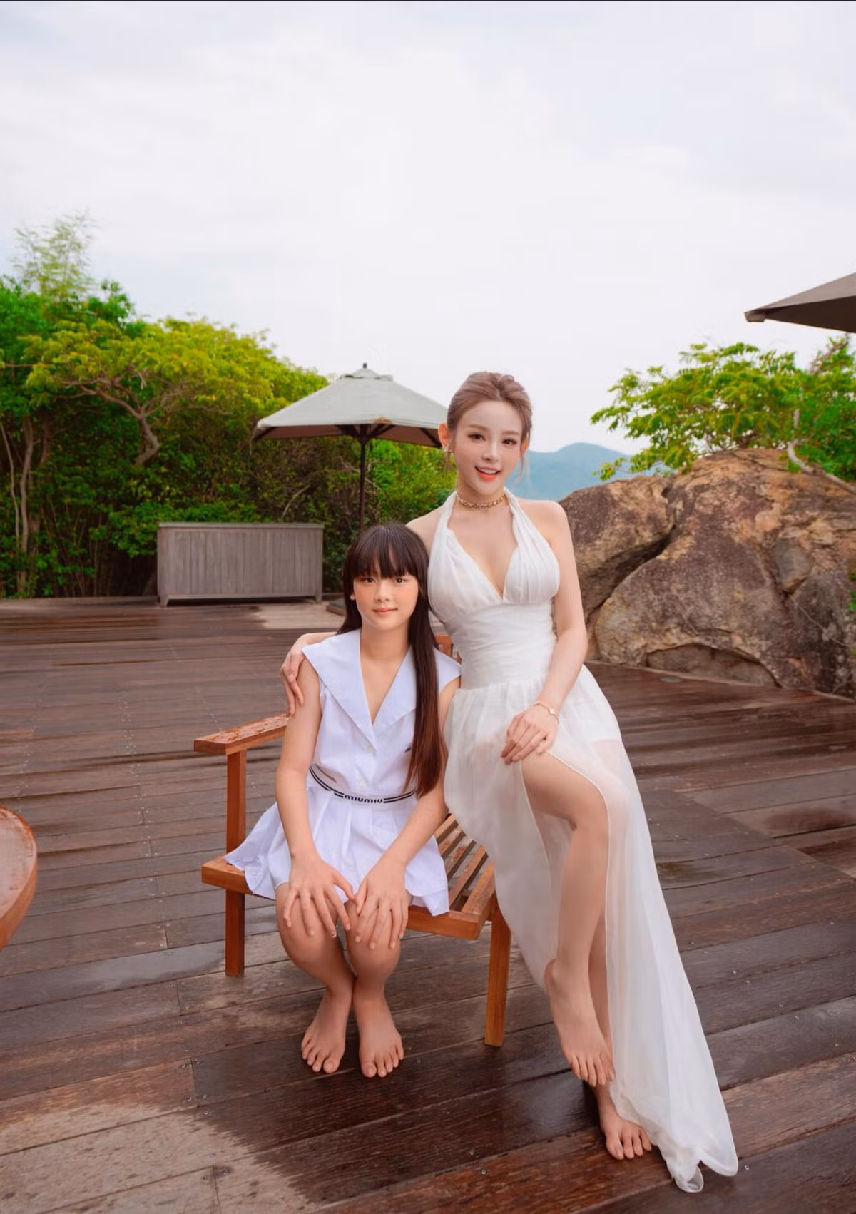 Bên cạnh đó, mới 11 tuổi nhưng Củ Cải đã sở hữu chiều cao gần bằng mẹ, cùng vóc dáng thanh mảnh khiến nhiều người phải dành lời khuyên cho "Chị đẹp" là tương lai nên để con gái đi thi hoa hậu.