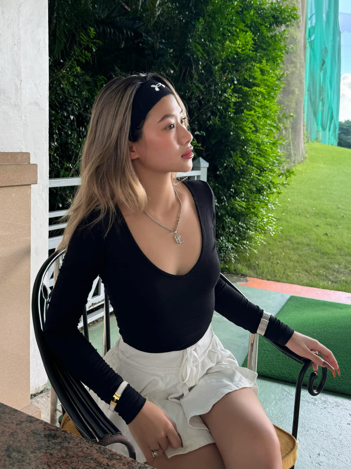 Tuy nhiên nhiều người phát hiện rằng hành động của cô nàng hiện tại đang đi ngược với lời tuyên bố trước đây. Nàng Tiktoker từng công khai khẳng định "không bao giờ sửa vòng một", "lép mới sang" trong một lần trò chuyện trực tuyến.