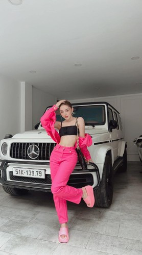 "Mình mới làm lại răng, 20 chiếc răng mới nhỏ và thanh thoát hơn. Quan trọng là khi cười sẽ không còn thấy một 'chùm răng' nữa mà hàm răng trông nhỏ xinh hơn", Trang Nemo nói.