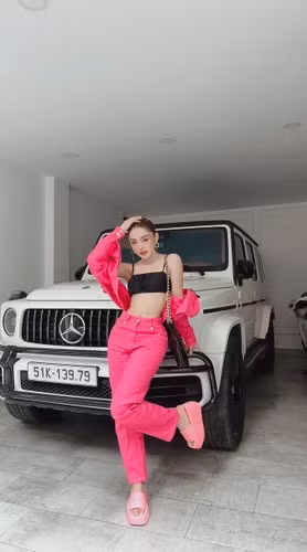 "Mình mới làm lại răng, 20 chiếc răng mới nhỏ và thanh thoát hơn. Quan trọng là khi cười sẽ không còn thấy một 'chùm răng' nữa mà hàm răng trông nhỏ xinh hơn", Trang Nemo nói.