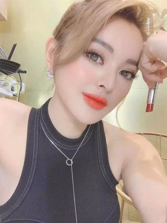 Trang Nemo (tên thật là Nguyễn Hương Trang, SN 1992). Nếu là một cô nàng mê mua sắm hay thích lướt mạng xã hội thì sẽ không khó bắt gặp những đoạn livestream của hot girl này.