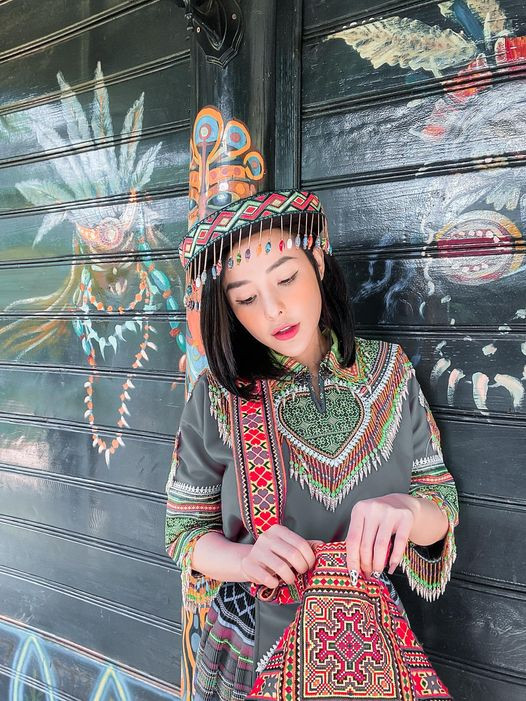 Đây không phải lần đầu tiên, Ngân 98 bị chỉ trích vì cách ăn mặc phản cảm.