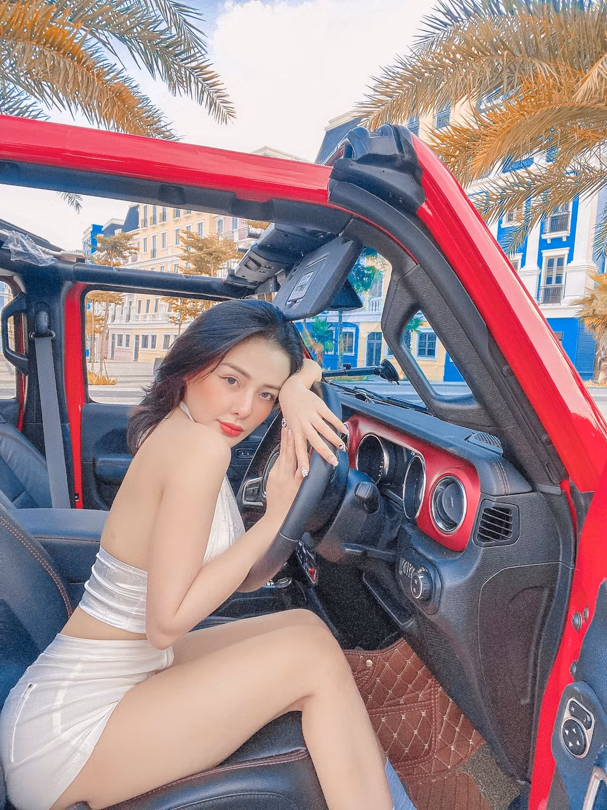 Cụ thể, hot girl đến từ Bình Định diện bộ váy ngắn "cũn cỡn" cắt xẻ táo bạo.