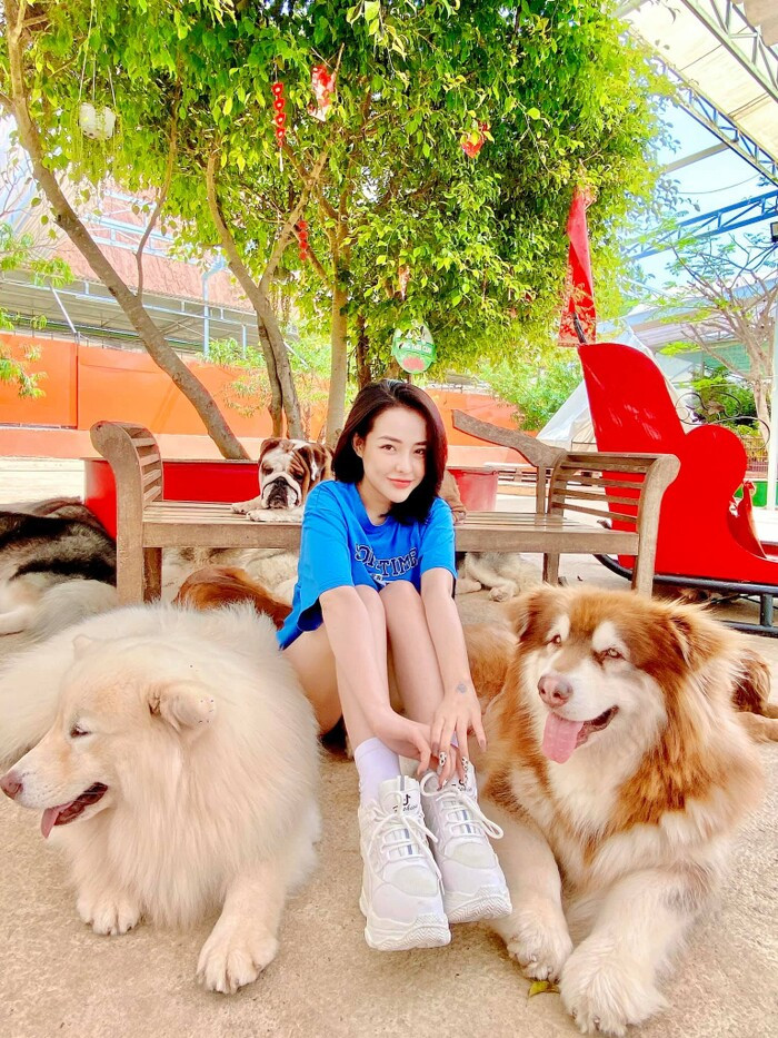 Tuy nhiên, cũng không ít khoảnh khắc, Ngân 98 ăn mặc kín đáo vẫn không kém phần quyến rũ.