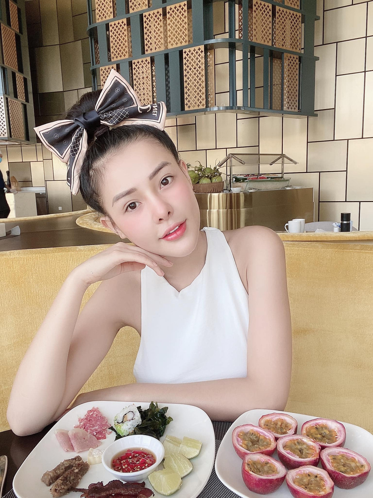 Ngân 98 diện bikini bé xíu, khoe trọn vòng 1 "căng tràn" cùng những tư thế tạo dáng với bạn trai vô cùng táo bạo.