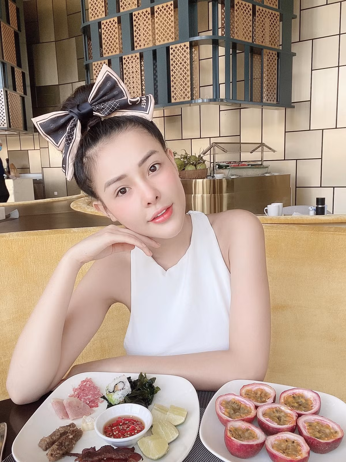 Ngân 98 diện bikini bé xíu, khoe trọn vòng 1 "căng tràn" cùng những tư thế tạo dáng với bạn trai vô cùng táo bạo.