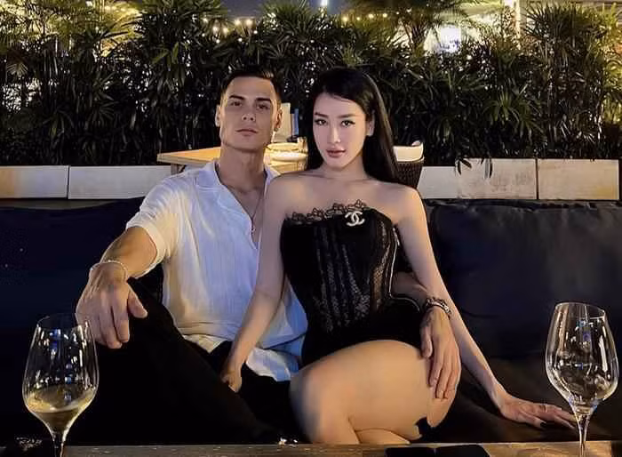 Helen Thanh Thảo là một trong những nàng WAG nóng bỏng nhất của giới cầu thủ Việt Nam. Hot girl gốc Hải Phòng theo đuổi phong cách quyến rũ, ăn mặc gợi cảm khi sở hữu 3 vòng “đẹp miễn chê”.