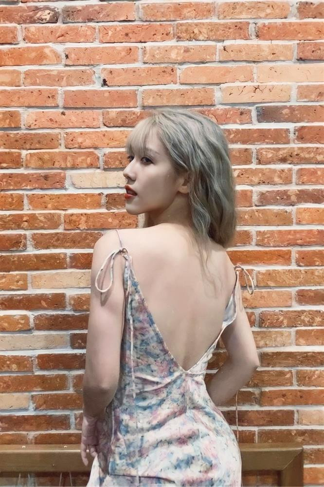 Hậu Hoàng sở hữu gương mặt nhỏ nhắn, đường nét hài hòa, chỉ cần trang điểm nhẹ nhàng cũng đủ khiến cô trở nên nổi bật.