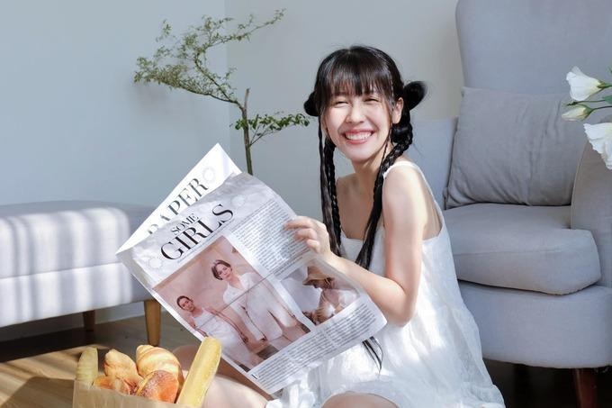 Trong lần xuất hiện gần đây, Hậu Hoàng quyết định lựa chọn biến hóa thành "nữ tổng tài" với bộ trang phục tông vàng nâu và kiểu trang điểm mới lạ. Nhờ vậy, cô nhận được nhiều lời khen từ phía cộng đồng mạng (Ảnh: FBNV).