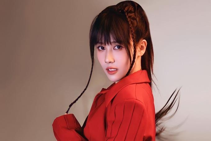 Gần đây, Hậu Hoàng nhận về nhiều phản ứng tích cực khi xuất hiện đầy mới lạ với phong cách thời trang ấn tượng.