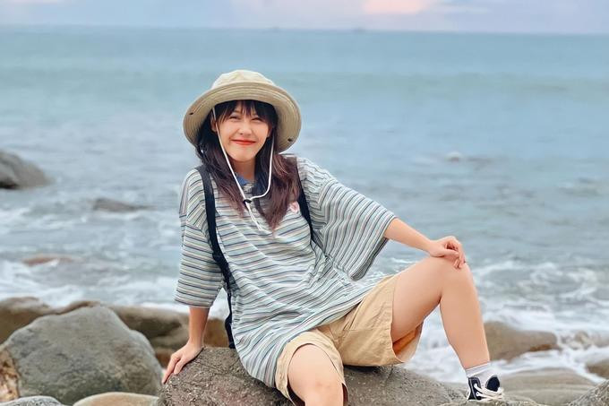 Đối tượng khán giả của Hậu Hoàng chủ yếu là học sinh nên cô khá hạn chế đăng tải hình ảnh quyến rũ lên trang cá nhân