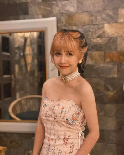 Thời gian gần đây, Hậu Hoàng chăm diện các mẫu váy đơn giản, màu sắc trung tính, giúp tôn lên màu da trắng sáng.