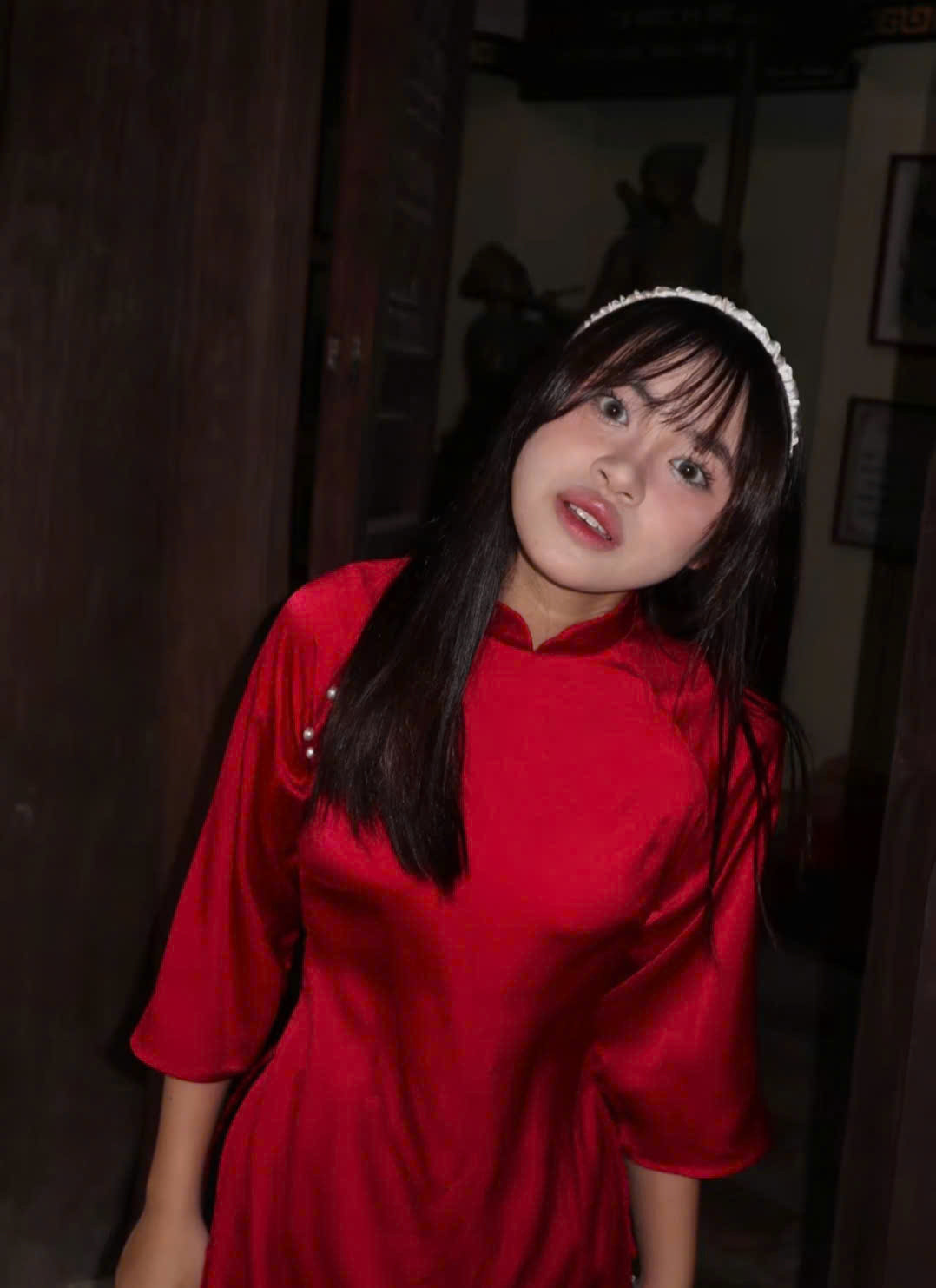 Thay vì pose những dáng yêu kiều, thướt tha cho bộ ảnh Tết 2025 thì những bức ảnh này lại lột tả những sản phẩm khó đỡ.