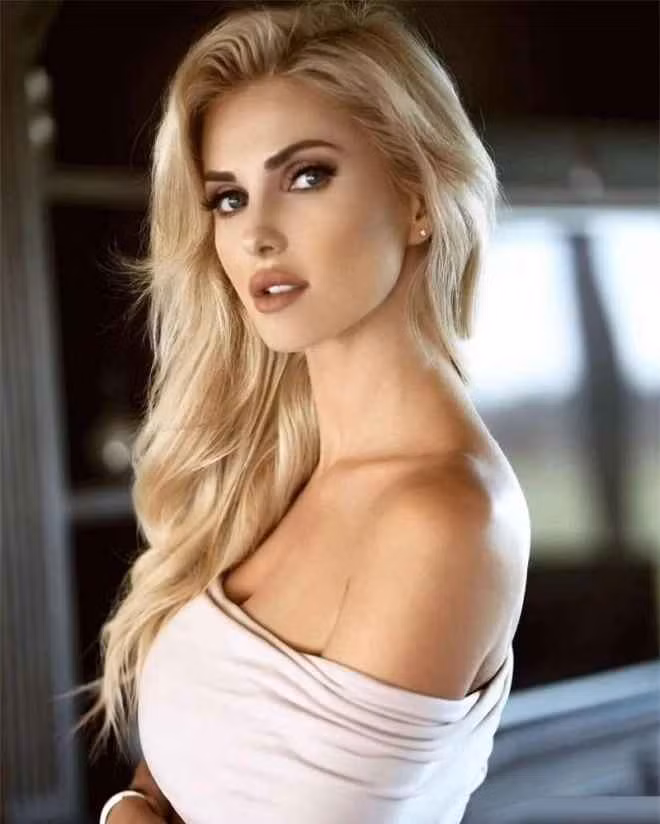 Trước hết, ngoại hình của Leanna Bartlett rất hoàn hảo. Cô có một đôi mắt to, sáng toát lên sự tự tin và sang trọng. Lông mi dài và lông mày mảnh làm nổi bật vẻ đẹp của cô.