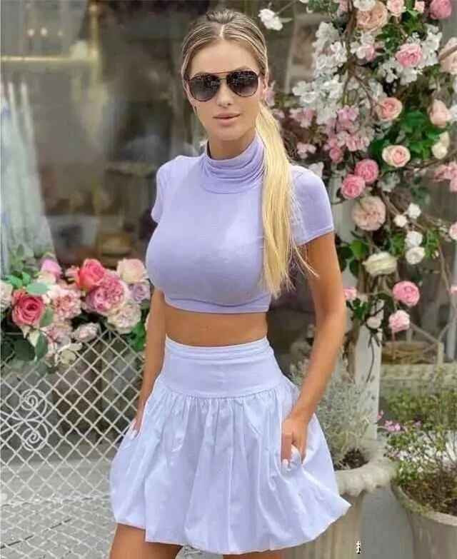 Hơn nữa, tỷ lệ các đường nét trên khuôn mặt của Leanna Bartlett ấy rất hài hòa, cộng với nụ cười thiên thần khiến cô toát lên vẻ quyến rũ "chết người".