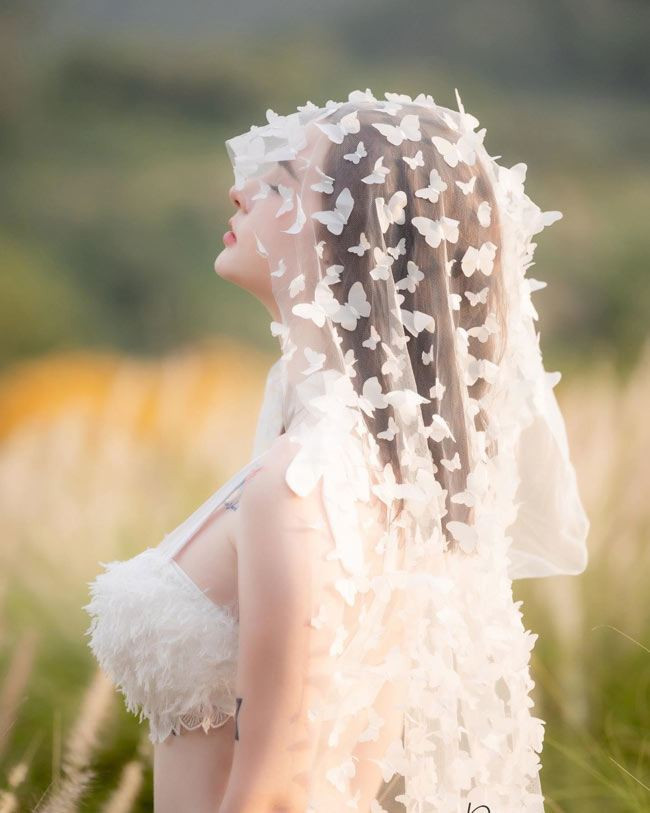 Dính nhiều chuyện tiêu cực, hot girl Thái Lan "im hơi lặng tiếng" một thời gian dài. Sau đó, cô nàng trở lại với sự thay đổi ngoạn mục về phong cách.