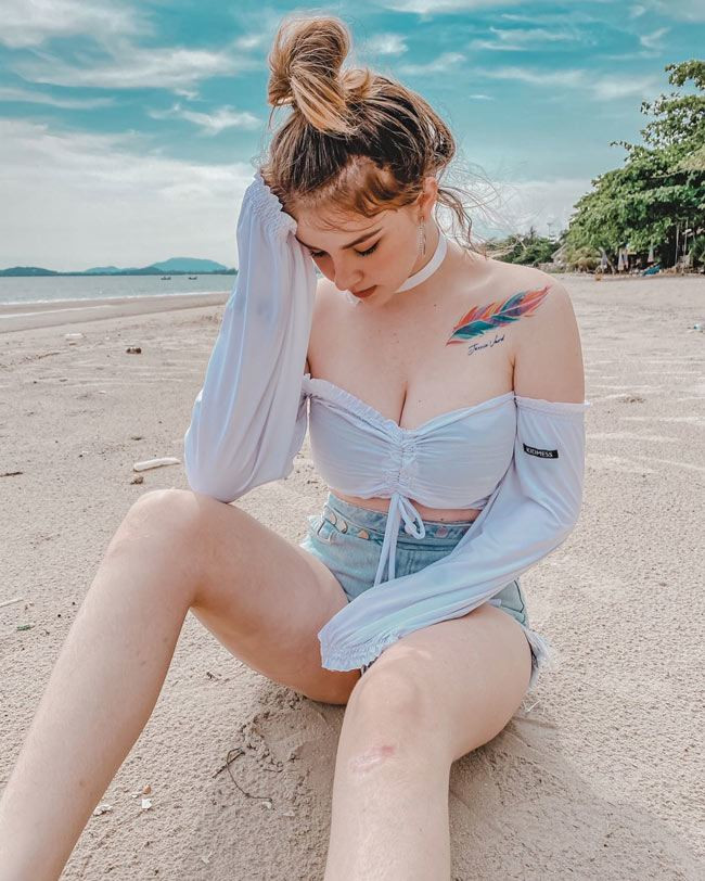 Với gương mặt hoàn hảo, làn da trắng và vóc dáng nóng bỏng, Jessie Vard được mệnh danh là "nữ thần Thái Lan", "nữ thần thoát tục"...
