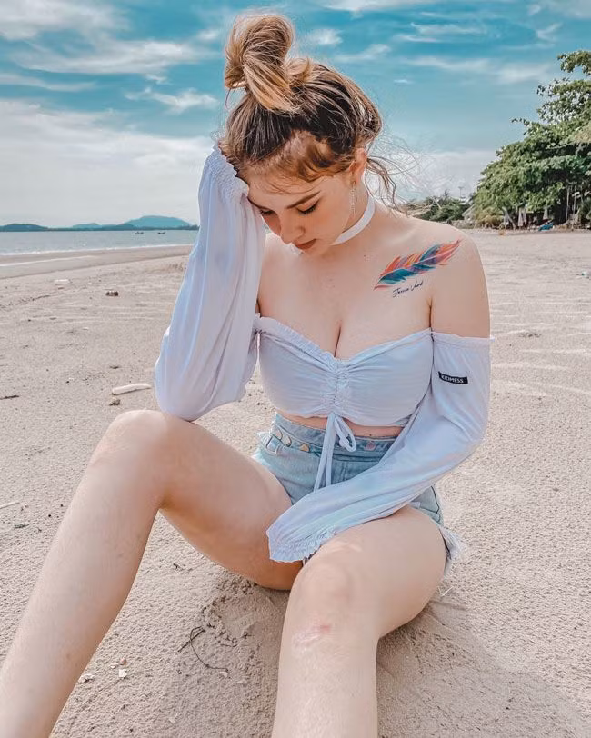 Với gương mặt hoàn hảo, làn da trắng và vóc dáng nóng bỏng, Jessie Vard được mệnh danh là "nữ thần Thái Lan", "nữ thần thoát tục"...