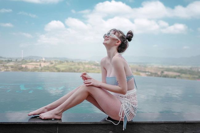 Jessie Vare khi đó mới 17 tuổi đã là người mẫu nội y có tiếng. Cô nàng nổi tiếng với hàng loạt bộ ảnh quảng cáo gợi cảm và táo bạo.