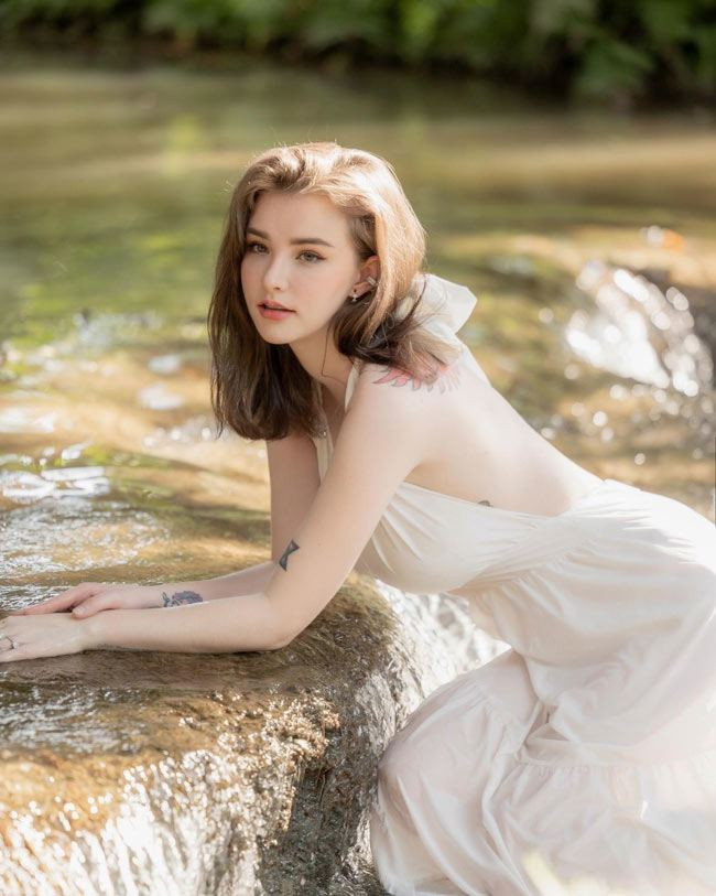 Không còn mang vẻ ngoài ngây thơ, thoát tục như thời mới nổi tiếng, Jessie Vard sắc sảo và quyến rũ hơn. Cô nàng gây dựng hình ảnh trưởng thành, mang đậm cá tính riêng.