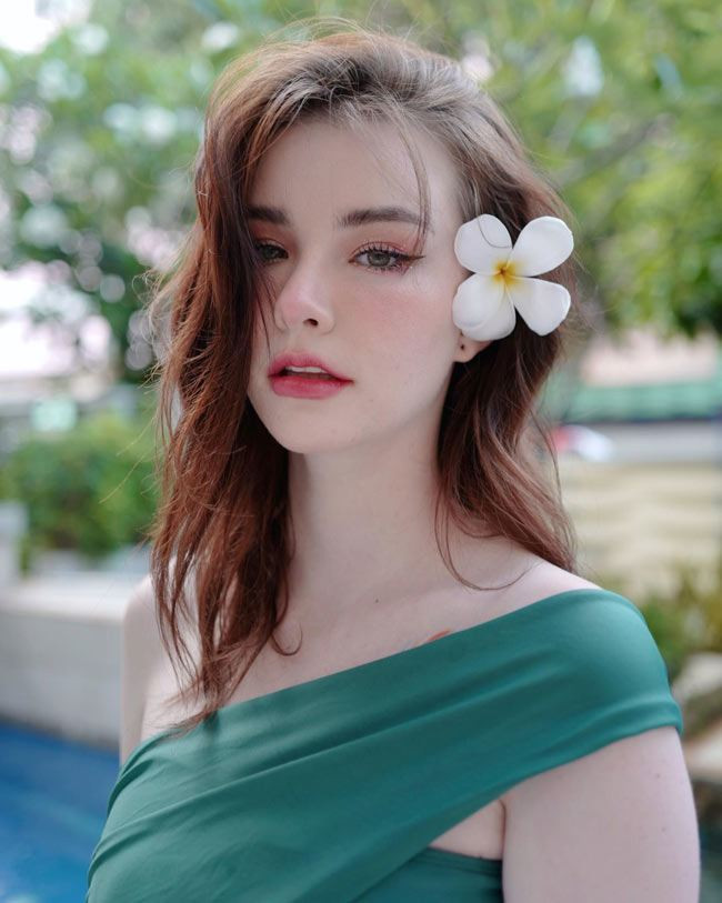 Không chỉ xuất hiện với những bộ ảnh nghệ thuật được trau chuốt kỹ lưỡng, Jessie Vard chia sẻ nhiều hơn hình ảnh đời thường năng động, thoải mái.