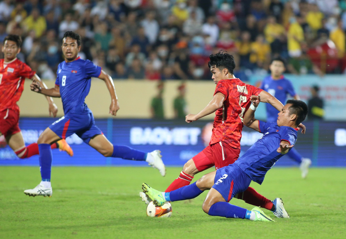 Dù có chiến thắng khá đậm trước U23 Campuchia, U23 Thái Lan vẫn chưa thể có lại được ngôi đầu bảng khi ở trận đấu sớm, U23 Malaysia đã hòa U23 Singapore qua đó giữ chắc ngôi đầu với 7 điểm sau 3 trận đấu.