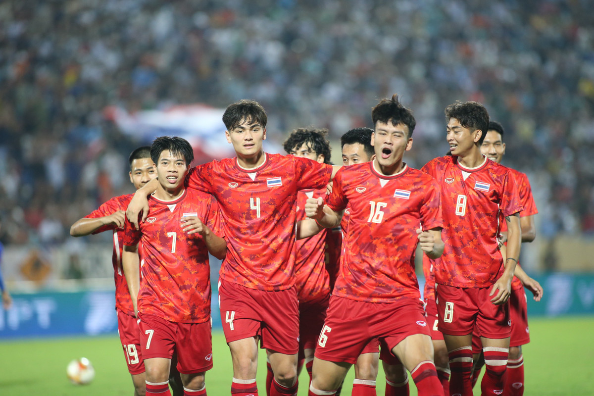 Quay trở lại với trận đấu giữa U23 Thái Lan và U23 Campuchia, dù thi đấu thảnh thơi nhưng các học trò của HLV Polking có thêm 2 bàn thắng nữa vào lưới đối phương và khép lại trận đấu với tỷ số 5-0.