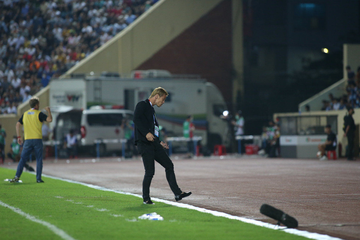 Bên cạnh đó, mỗi lần xuất hiện NHM bóng đá châu Á chỉ chú ý nhiều đến HLV U23 Campuchia đó là thời trang. Thậm chí, nhiều người còn tò mò xem hôm nay, vị chiến lược gia này ra sân với phong cách gì?.