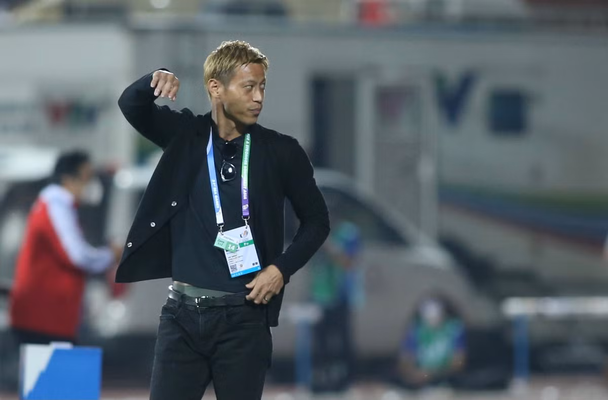 Đến với bóng đá Campuchia từ năm 2018 nhưng HLV Keisuke Honda chưa để lại nhiều ấn tượng, thứ mà ông thầy người Nhật làm được cho các "chiến binh Angkor" có chẳng cũng chỉ là những phát ngôn gây sốc.