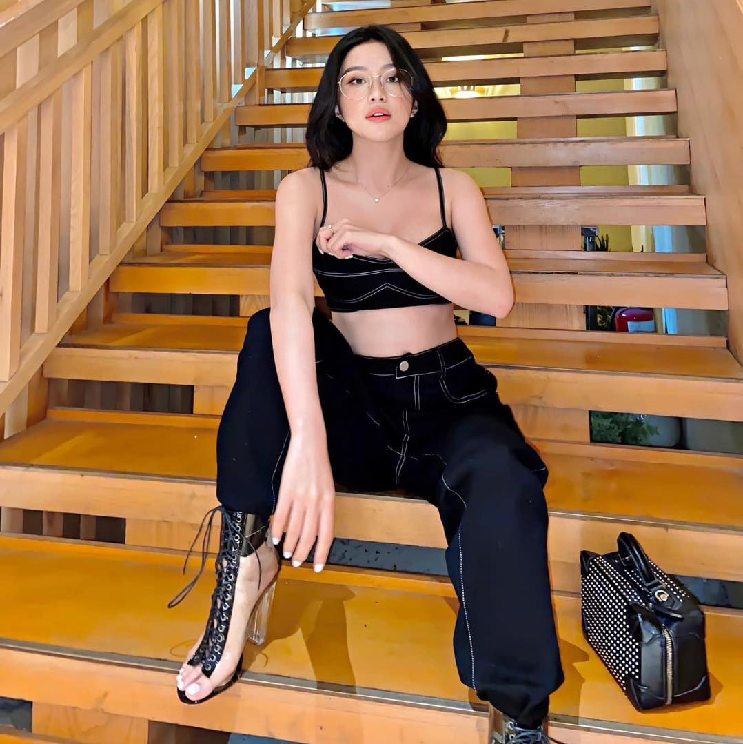 Ngoài ra, Quỳnh Thi bạn còn tạo được sức hút riêng trên MXH hình ảnh này nhờ sở hữu phong cách ăn mặc bắt trend, chụp ảnh đẹp, gương mặt xinh xắn ăn hình chẳng kém cạnh bất cứ hot girl Gen Z nào và luôn luôn biết cách làm mới hình ảnh của mình mỗi lần xuất hiện.