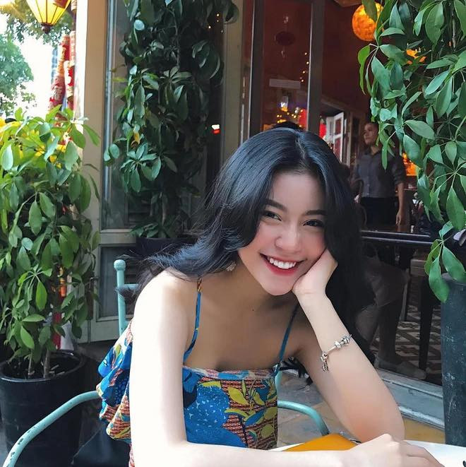 Với chiều cao không quá nổi bật song nhờ biết cách phối đồ, gái xinh Gen Z này "ăn gian" kha khá chiều cao, khoe được chân nuột nà cùng dáng người thanh mảnh.