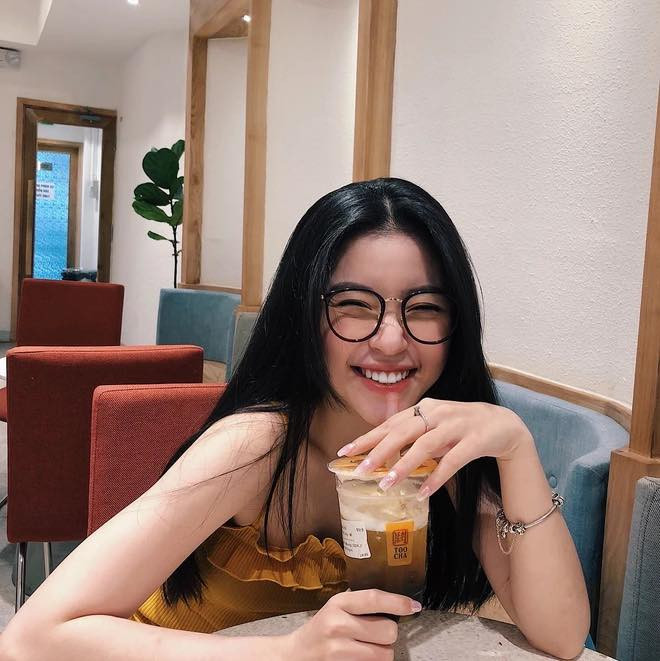 Trẻ trung - xinh xắn - gợi cảm là những điểm cộng giúp Quỳnh Thi chiếm được cảm tình của kha khá Instagramer.