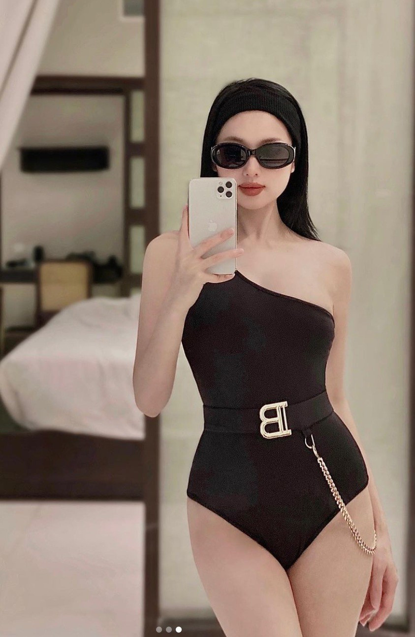 Nếu có hình thể gầy gò hay thừa cân thì váy ôm sẽ chính là món đồ khiến các cô nàng lộ khuyết điểm, song với những Tâm Tít có body nóng bỏng thì đây quả thật là item làm tăng độ gợi cảm lên nhiều lần.