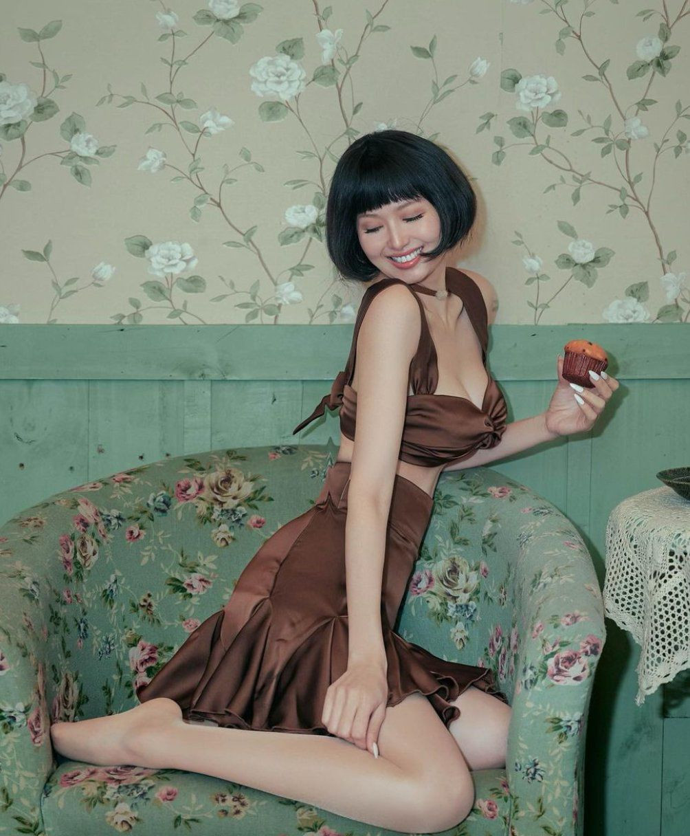 Các kiểu váy Tâm Tít chọn thường là kiểu cúp ngực giúp đôn đẩy vòng 1, đi cùng phần áo hai dây khoe bờ vai thon thả.