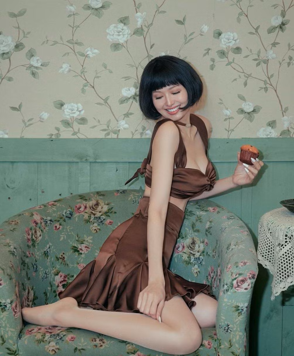 Các kiểu váy Tâm Tít chọn thường là kiểu cúp ngực giúp đôn đẩy vòng 1, đi cùng phần áo hai dây khoe bờ vai thon thả.