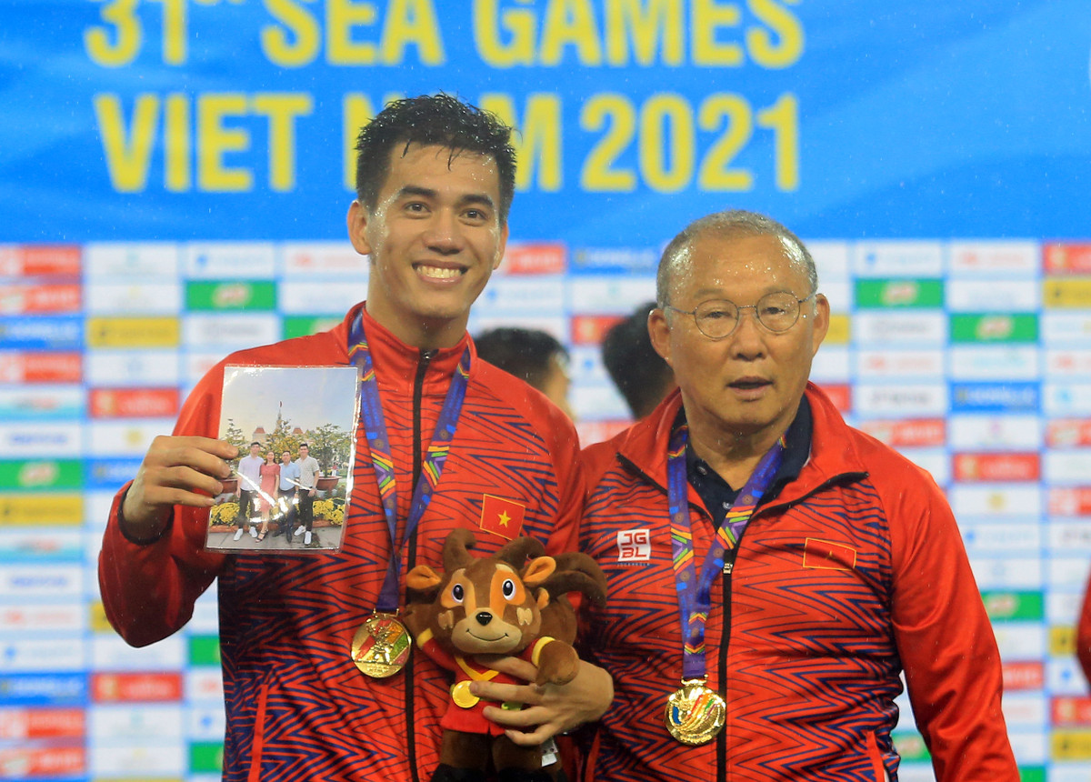 Sau 3 năm trì hoãn vì COVID-19, HLV Park Hang Seo lại cầm quân tại SEA Games và lần này được tổ chức tại chính Việt Nam. Với mục tiêu giữ lại tấm HCV ngay trên sân nhà, ông thầy người Hàn và ê kíp của mình đã chuẩn bị khá kĩ càng và để rồi hoàn thành xuất sắc nhiệm vụ vào tối ngày 22/5/2022.