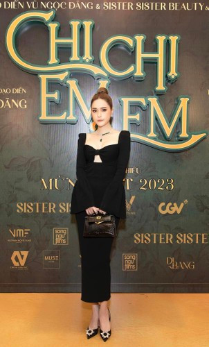 Nữ đại gia lắm tiền nhiều của cho biết chị em thương nhau là cùng giúp nhau phát triển và đó là điều ba mẹ cô mong muốn. Ngoài ra Di Băng còn hỏi ngược lại rằng nếu là em mình thì những người có ý kiến kia có đi theo như vậy không.