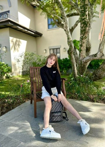 "Nhiều bạn tỏ ý không vui và có những lời không hay với em gái Băng vì lý do Băng đi đâu cũng dắt nó theo. Thật lòng Băng cũng không cần mấy bạn vui lắm đâu, Băng cần ba mẹ Băng vui à. Chị em thương nhau cùng giúp nhau phát triển, cha mẹ nào cũng mong muốn như vậy. Thật lòng đi, nếu bạn là chị em của Băng, bạn có theo Băng đi khắp muôn nơi như vậy không?" - Đoàn Di Băng viết.