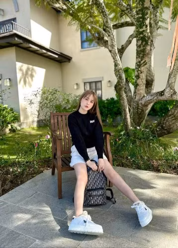 "Nhiều bạn tỏ ý không vui và có những lời không hay với em gái Băng vì lý do Băng đi đâu cũng dắt nó theo. Thật lòng Băng cũng không cần mấy bạn vui lắm đâu, Băng cần ba mẹ Băng vui à. Chị em thương nhau cùng giúp nhau phát triển, cha mẹ nào cũng mong muốn như vậy. Thật lòng đi, nếu bạn là chị em của Băng, bạn có theo Băng đi khắp muôn nơi như vậy không?" - Đoàn Di Băng viết.