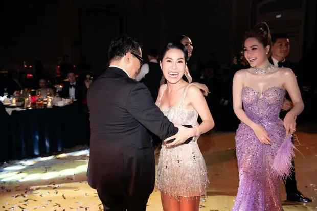 Mới nhất, chị em nhà "nữ đại gia quận 7" ùng nhau tham dự 1 bữa tiệc sang trọng của NTK Thái Công. Ngoài những lời khen dành cho 2 chị em, một số bình luận trái chiều cũng xuất hiện, cho rằng Đoàn Di Băng đi đâu cũng dắt theo em gái như dắt theo con.