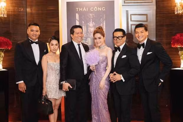 Sinh ra trong gia đình có 4 chị em gái, Đoàn Di Băng rất tích cực lăng xê các chị em trên trang cá nhân. Trong đó, nhân vật thường xuyên xuất hiện cùng Di Băng là người em thứ 3 - Thanh Thảo (nickname: Sisi, SN 1994).