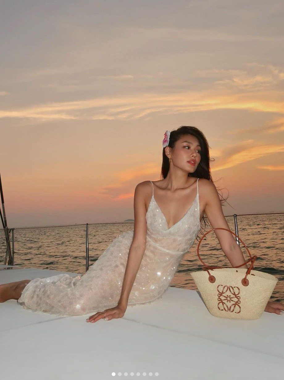 Một trong những món đồ yêu thích của Thảo Nhi Lê là các thiết kế mong manh, nội y ren hay xuyên thấu được phối theo cách cực kỳ ấn tượng.