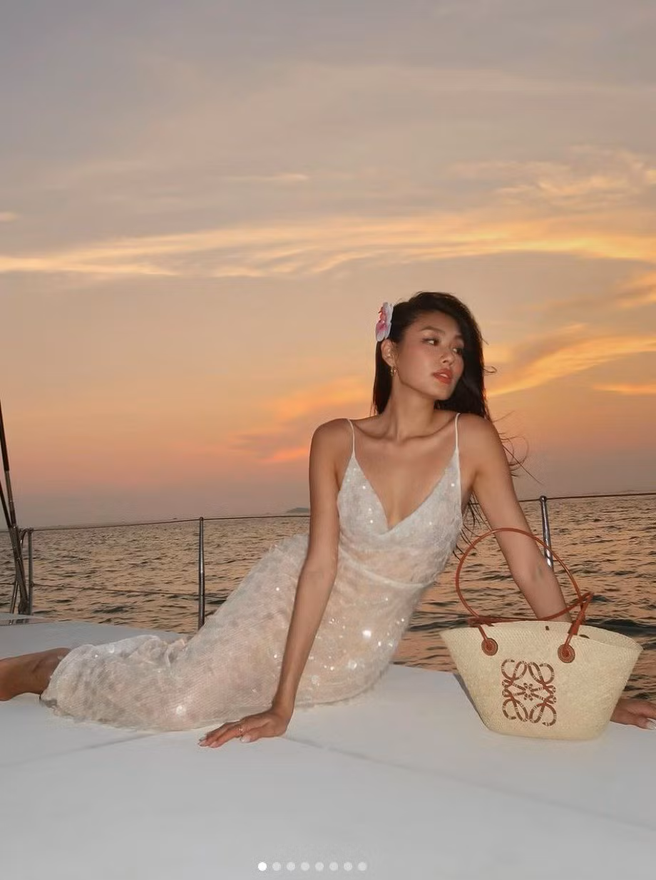 Một trong những món đồ yêu thích của Thảo Nhi Lê là các thiết kế mong manh, nội y ren hay xuyên thấu được phối theo cách cực kỳ ấn tượng.