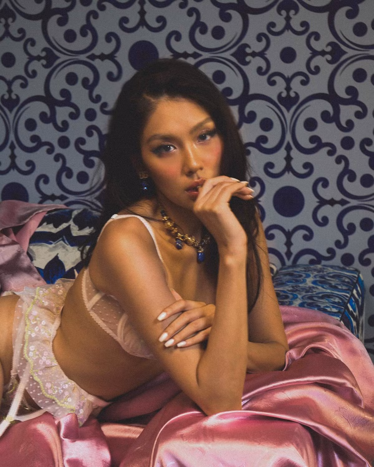 Thảo Nhi Lê mặc đẹp những kiểu váy áo nội y lấp lửng.