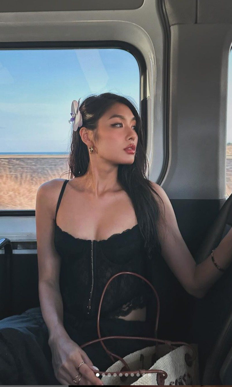 Sở hữu vóc dáng gợi cảm nên dường như chẳng có kiểu đồ nào làm khó được nàng rich kid Việt Nam, từ những thiết kế váy cúp, áo mang hơi hướng corset hay đầm đi biển đều được chân dài diện rất đẹp.